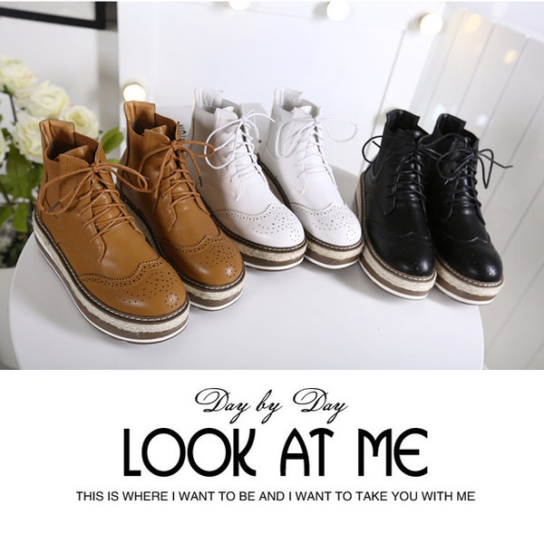 Женски боти от еко кожа с връзки в три цвята.