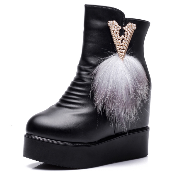 Γυναικείες δερμάτινες μπότες με διαφορετικά στολίδια και γούνα