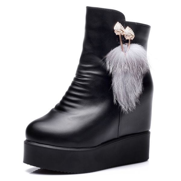 Γυναικείες δερμάτινες μπότες με διαφορετικά στολίδια και γούνα