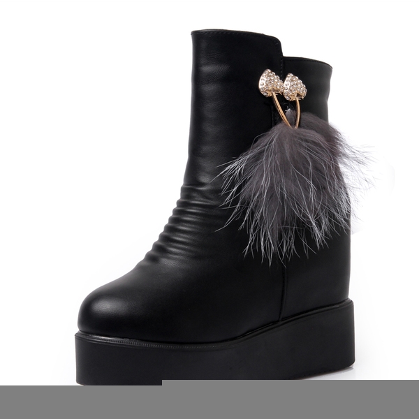 Γυναικείες δερμάτινες μπότες με διαφορετικά στολίδια και γούνα