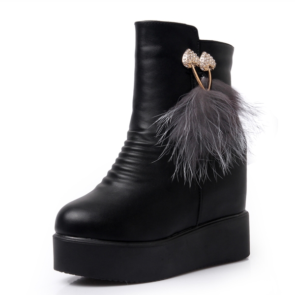 Γυναικείες δερμάτινες μπότες με διαφορετικά στολίδια και γούνα