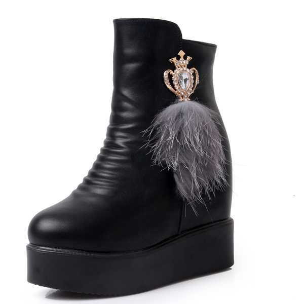 Γυναικείες δερμάτινες μπότες με διαφορετικά στολίδια και γούνα