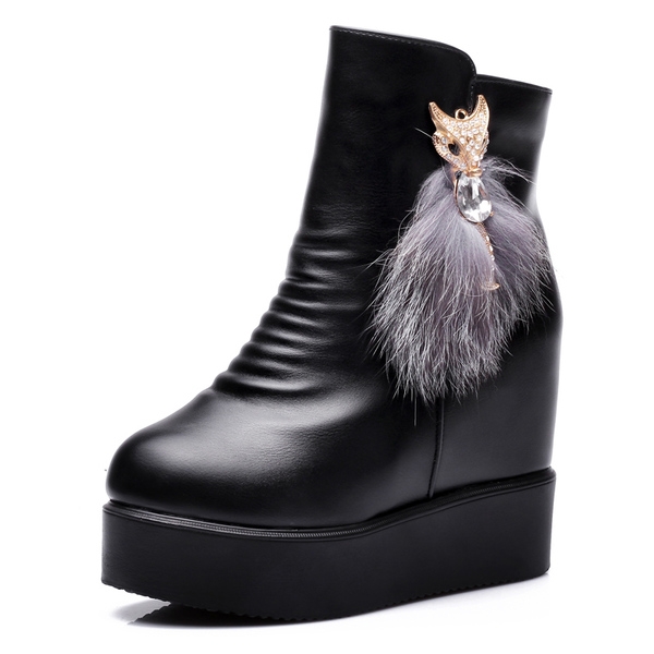 Γυναικείες δερμάτινες μπότες με διαφορετικά στολίδια και γούνα