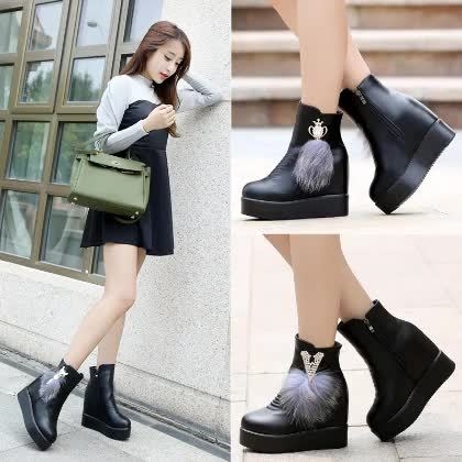 Γυναικείες δερμάτινες μπότες με διαφορετικά στολίδια και γούνα