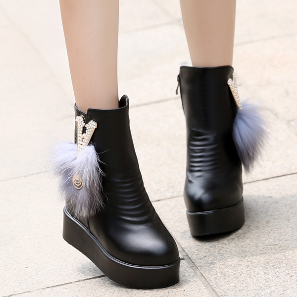 Γυναικείες δερμάτινες μπότες με διαφορετικά στολίδια και γούνα