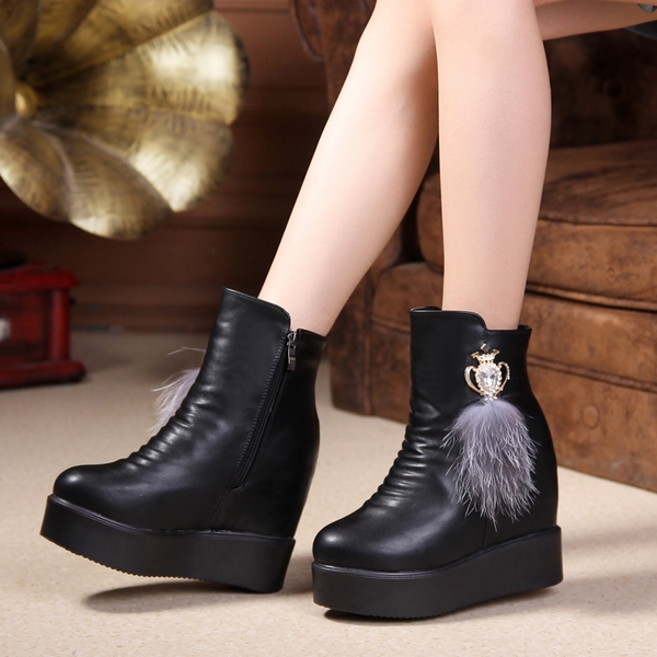 Γυναικείες δερμάτινες μπότες με διαφορετικά στολίδια και γούνα