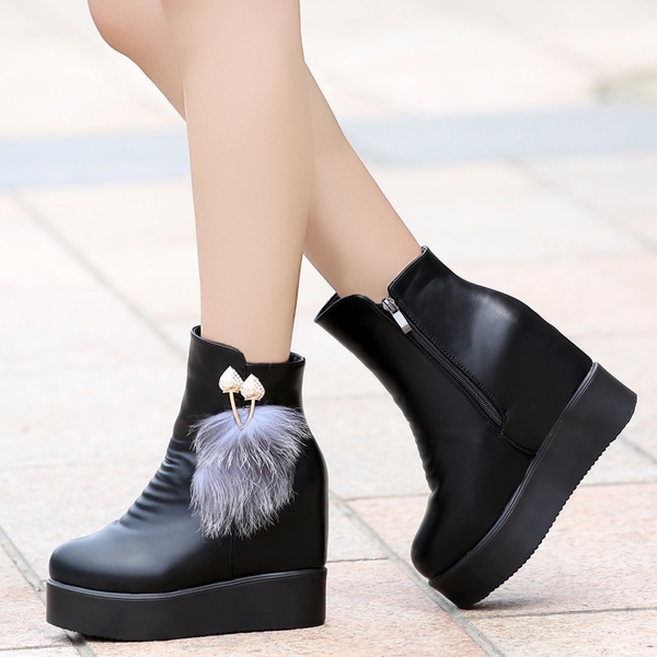 Γυναικείες δερμάτινες μπότες με διαφορετικά στολίδια και γούνα