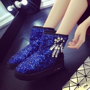 Κομψές γυναικείες ς μπότες με πούλιες και πέτρες σε μαύρο και μπλε χρώμα