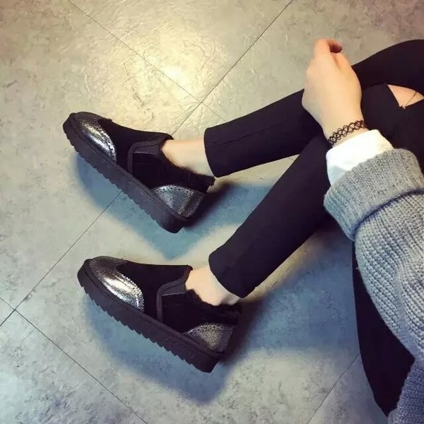 Κομψές γυναικείες μπότες με γούνα σε μαύρο και γκρι χρώμα