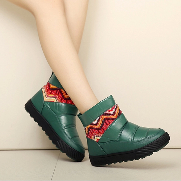 Непромокаеми дамски боти в червен, черен и зелен цвят с декорация