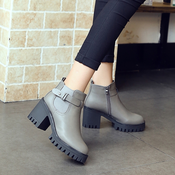 Χειμερινές παχιές μπότες με φερμουάρ σε γκρι και μαύρο χρώμα.