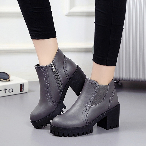 Χειμερινές παχιές μπότες με φερμουάρ σε γκρι και μαύρο χρώμα.