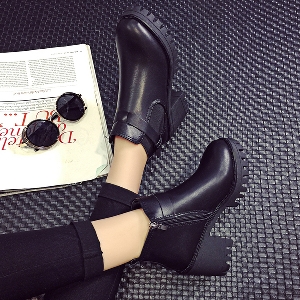 Χειμερινές παχιές μπότες με φερμουάρ σε γκρι και μαύρο χρώμα.