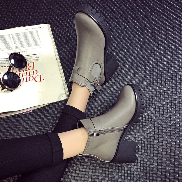 Χειμερινές παχιές μπότες με φερμουάρ σε γκρι και μαύρο χρώμα.