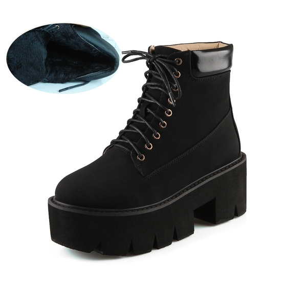 Γυναικείες χειμωνιάτικες μπότες με μεγάλη πλατφόρμα κατάλληλες για το χιόνι σε μαύρο και καφέ χρώμα