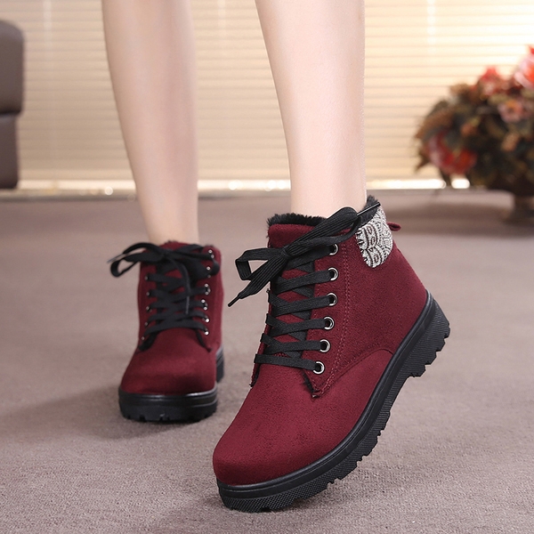 Ζεστές γυναικείες μπότες σε μαύρο, μπλε και κόκκινο χρώμα