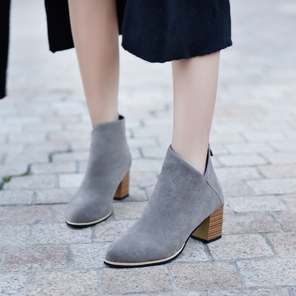 Елегантни дамски изчистени боти на ток