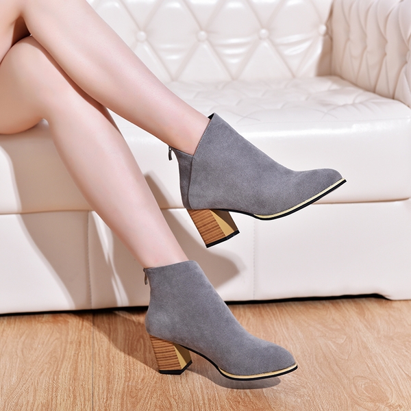 Елегантни дамски изчистени боти на ток