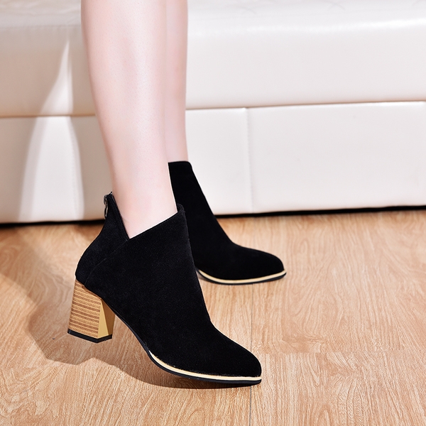 Елегантни дамски изчистени боти на ток