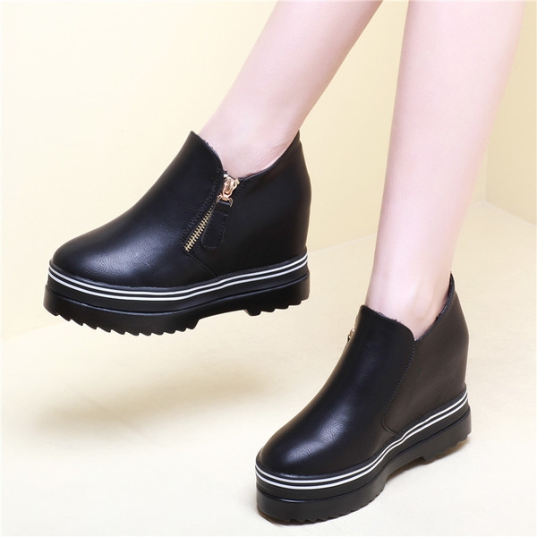 Женски обувки с цип в черно и червено. 