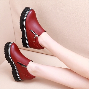 Γυναικεία παπούτσια με φερμουάρ σε μαύρο και κόκκινο χρώμα