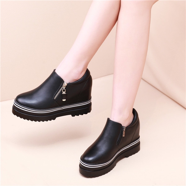 Женски обувки с цип в черно и червено. 