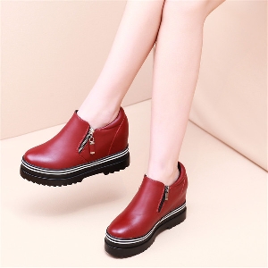 Γυναικεία παπούτσια με φερμουάρ σε μαύρο και κόκκινο χρώμα