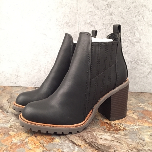 Γυναικείες  μαύρες και καφέ δερμάτινες μπότες 