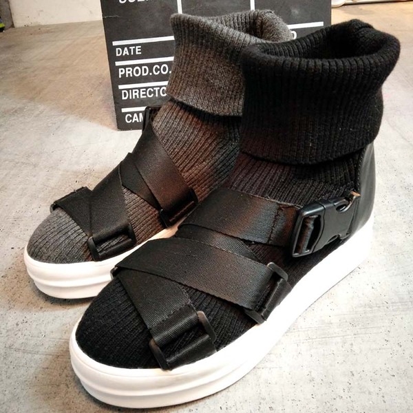 Стилни дамски боти с катарами в черен и сив цвят