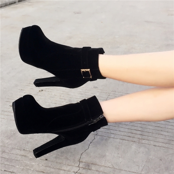 Елегантни дамски боти на висок ток с катарама в червен и черен цвят