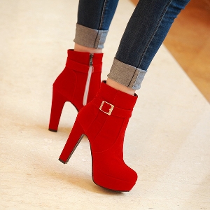 Κομψές  γυναικείες μπότες με   ψηλά τακούνια με μεταλικό στοιχείο σε κόκκινο και μαύρο χρώμα