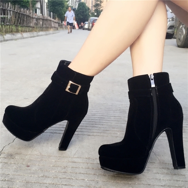 Елегантни дамски боти на висок ток с катарама в червен и черен цвят