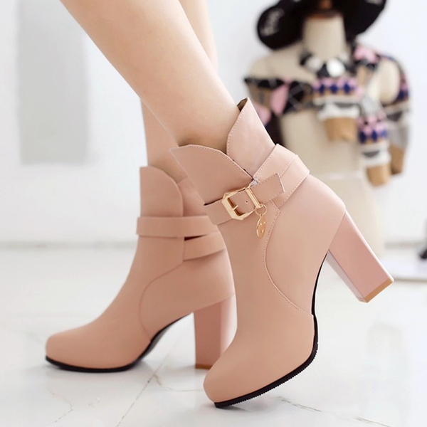 Елегантни дамски заострени боти на ток