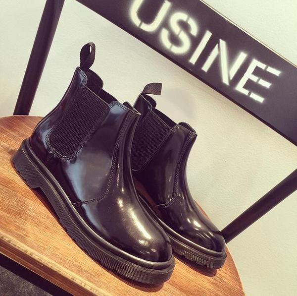 Κομψές μαύρες λουστρίν  μπότες από τεχνητό δέρμα