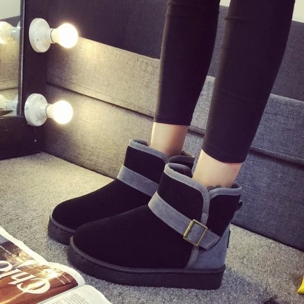 Ζεστές γυναικείες μπότες σε τρία χώματα