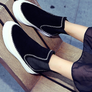 Γυναικείες μπότες σουέτ με λευκές σόλες σε μαύρο και καφέ χρώμα.