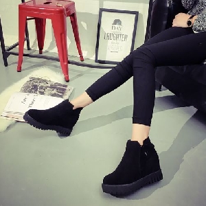 Κομψά σουέτ  γυναικέιες μπότες σε μαύρο, γκρι και  κόκκινο χρώμα από τεχνητό δέρμα