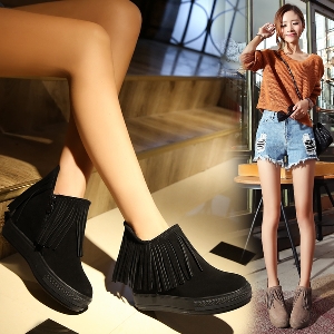 Γυναικείες μπότες με κορδόνια και φερμουάρ σε μαύρο και ανοιχτό καφέ  χρώμα από τεχνητό δέρμα