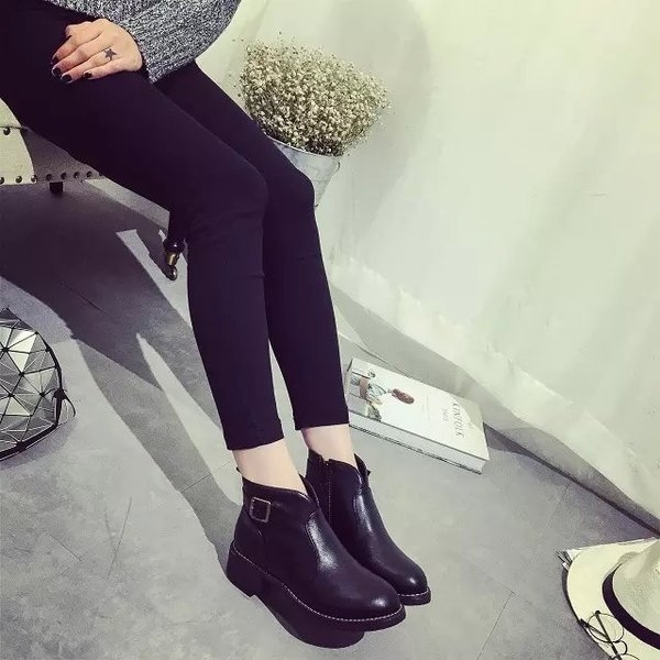 Стилни кожени дамски боти в черен и сив цвят с лек ток