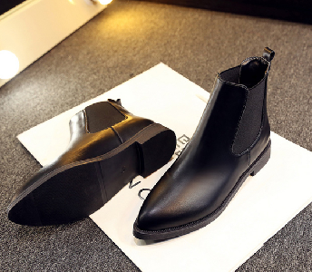 Κομψές ίσιες γυναικείες μπότες μαύρες - απότομες.