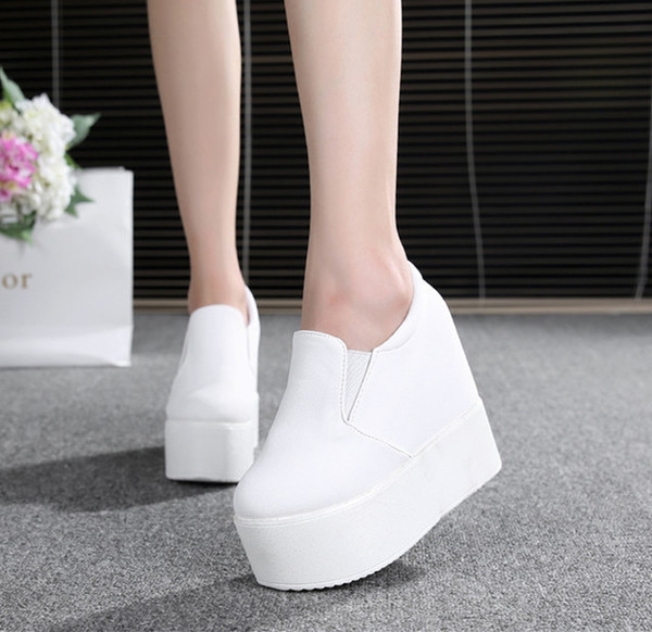 Γυναικείες χαμηλές χειμωνιάτικες μπότες με εσωτερική πλατφόρμα - 12,5cm - από συνθετικό δέρμα και ύφασμα.