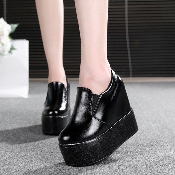 Дамски ниски зимни обувки с вътрешна платформа - 12.5см - от изкуствена кожа и от плат. 