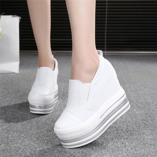 Дамски ниски зимни обувки с вътрешна платформа - 12.5см - от изкуствена кожа и от плат. 