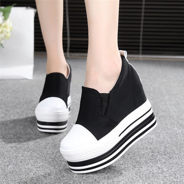 Дамски ниски зимни обувки с вътрешна платформа - 12.5см - от изкуствена кожа и от плат. 