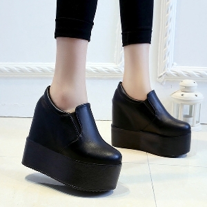 Γυναικείες χαμηλές χειμωνιάτικες μπότες με εσωτερική πλατφόρμα - 12,5cm - από συνθετικό δέρμα και ύφασμα.