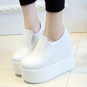 Дамски ниски зимни обувки с вътрешна платформа - 12.5см - от изкуствена кожа и от плат. 