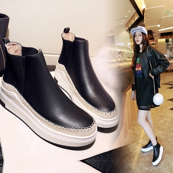 Женски боти с ортопедична подметка в бежов и черен цвят. 