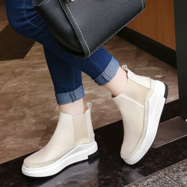 Женски боти с ортопедична подметка в бежов и черен цвят. 