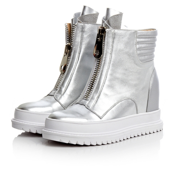 Стилни зимни дамски високи ботуши - обувки с вътрешна платформа в бял и сребрист цвят. 