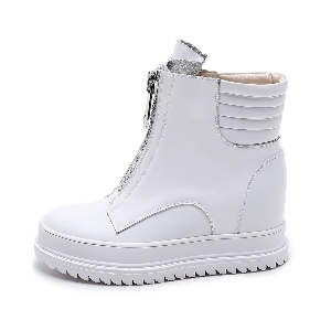 Стилни зимни дамски високи ботуши - обувки с вътрешна платформа в бял и сребрист цвят. 